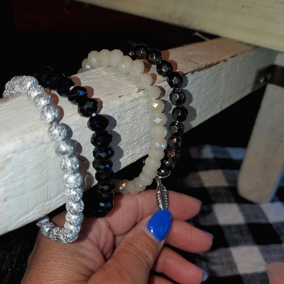 Cats eye bracelet with feather charm - Picture 3 of 4